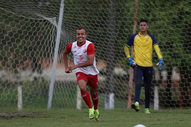 Após mais de um ano, Matheus Carvalho volta a jogar pelo Náutico